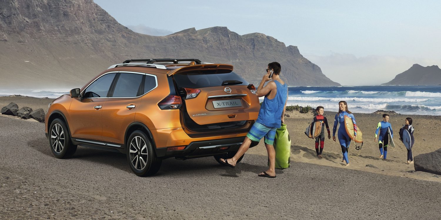 Nissan X-Trail on the beach side - Nissan Motion Activated Liftgate